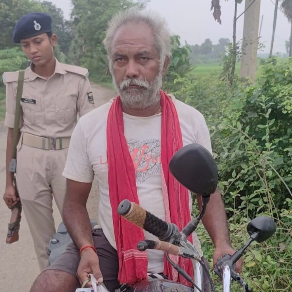 शेखपुरा में वाहन चेकिंग में अंतरजिला शराब तस्कर दबोचा:44 पाउच और बाइक पकड़ी, नालंदा से शेखपुरा ला रहा था खेप