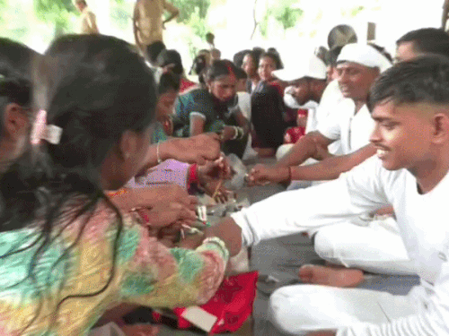 जेल में भाई की कलाई पर राखी बांधते पहुंची बहनें:जिन कैदियों की बहन नहीं पहुंची उनको संगठन की बहनों ने बांधी राखी