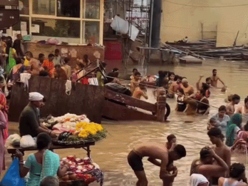 वाराणसी में 6 दिन बाद फिर बढ़ने लगी गंगा:सुबह से आसमान में बादल छाए, सितंबर के पहले सप्ताह में फिर एक्टिव होगा मानसून