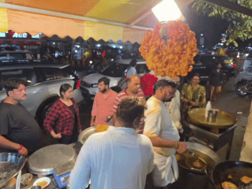 रतजगा में रातभर घुली जलेबा की मिठास:दुकानदार बोले-बदलते समय के साथ सिमट रही पुरानी परंपरा,सपा नेता ने भी छाना जलेबा