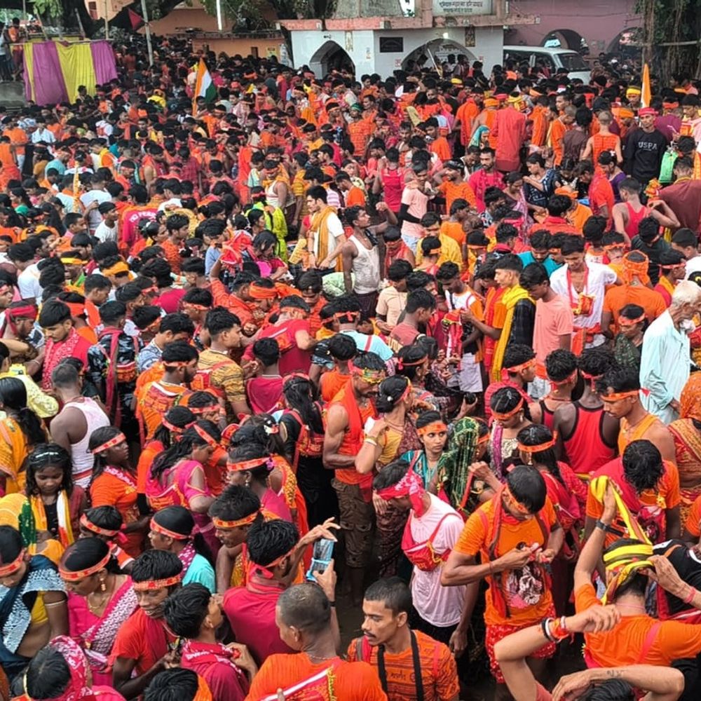 सावन की अंतिम सोमवारी आज:गंगा घाटों से जल लेकर निकले 4 लाख कांवड़िया, रास्ते में शिवभक्तों की सेवा के लिए लगे शिविर