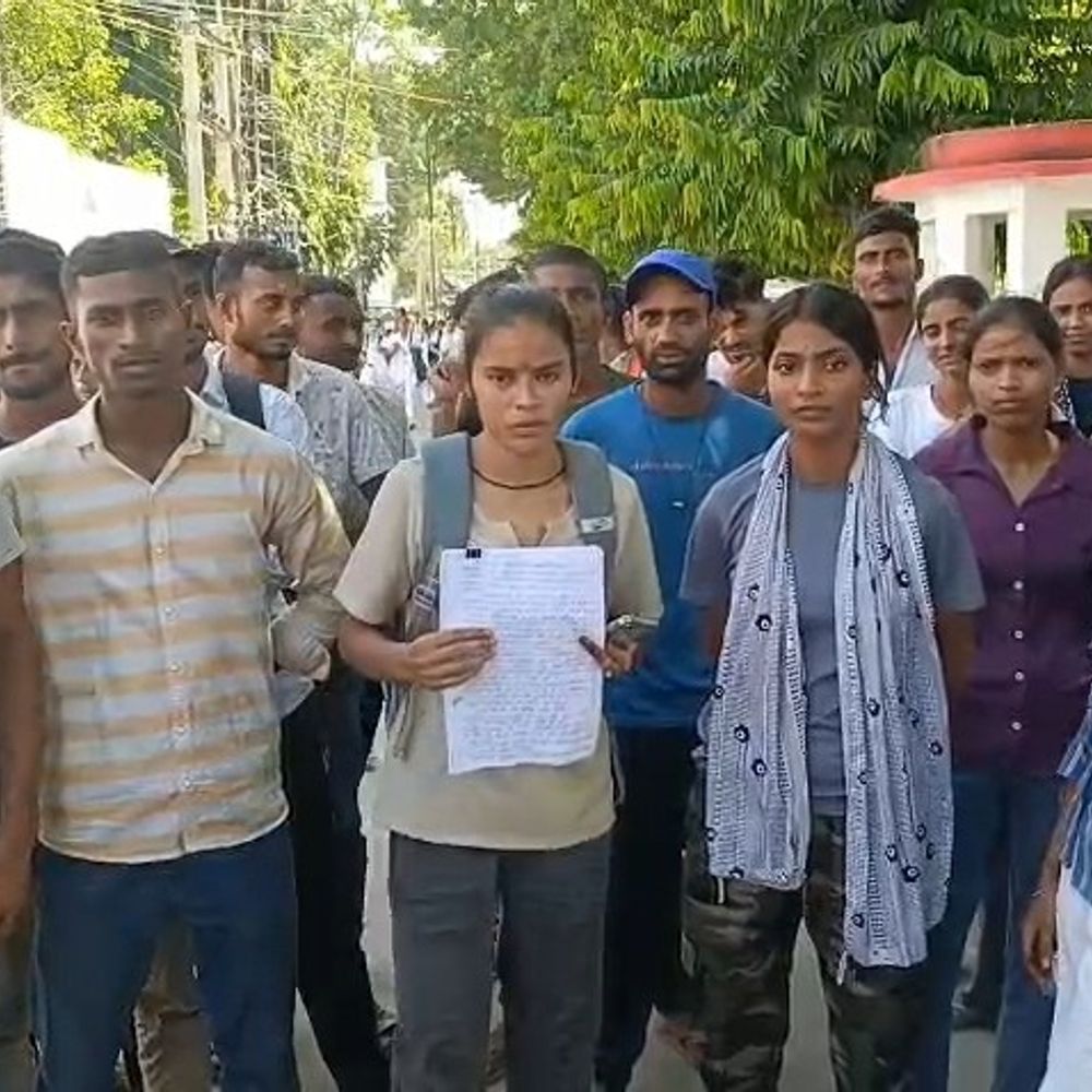 होमगार्ड बहाली प्रक्रिया पूरी, पर ज्वाइनिंग लेटर नहीं मिला:अभ्यर्थियों ने डीएम ऑफिस के बाहर किया प्रोटेस्ट, कहा- दफ्तरों के चक्कर काटने पड़ रहे