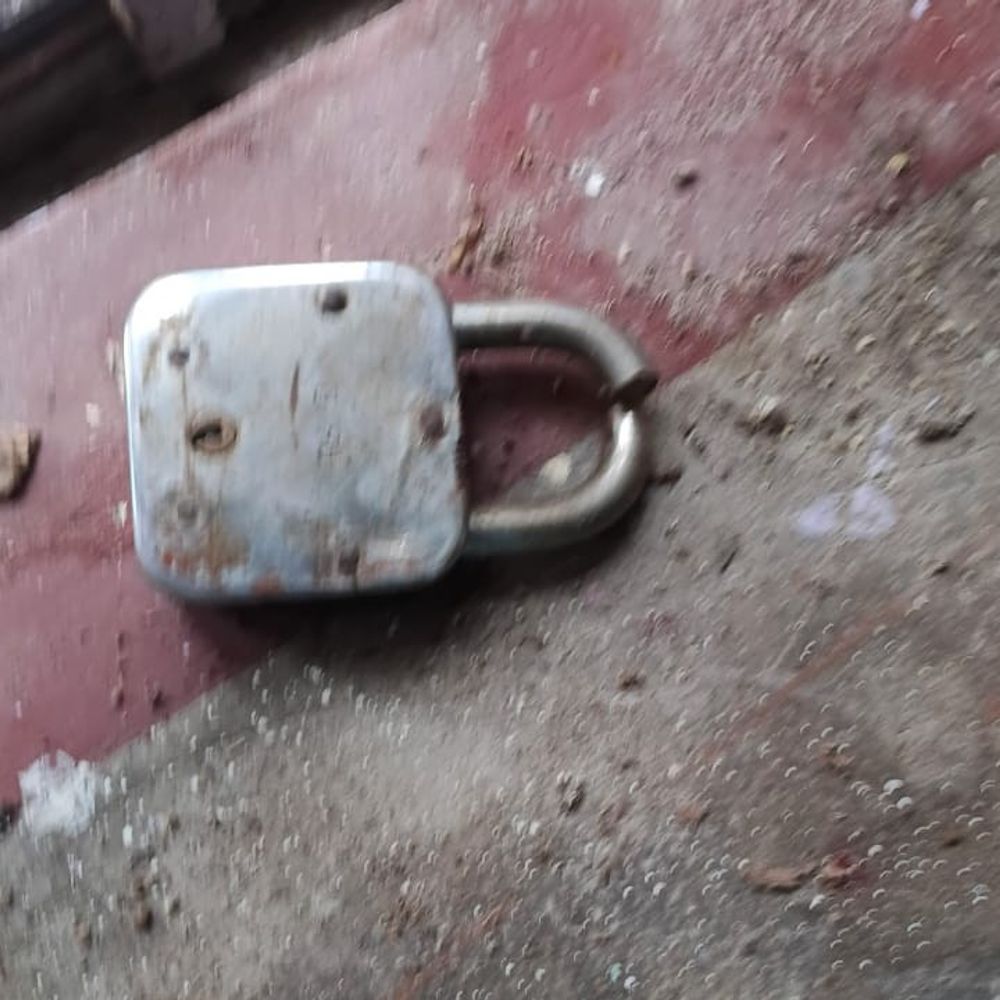 दोस्तिया में पूर्व शिक्षक के घर चोरी:आठ लाख के जेवर-नकदी पर चोरों ने किया हाथ साफ
