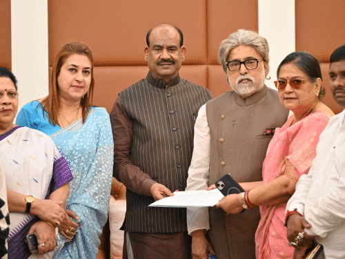 TMC सांसदों की अयोग्यता पर समयसीमा में फैसला लें स्पीकर:सुप्रीम कोर्ट ने 20 बागी सांसदों को नोटिस जारी किया