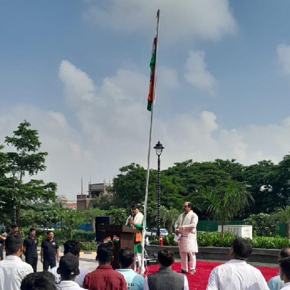ध्वजारोहण के बाद राष्ट्रगान और देशभक्ति गीतों से गूंजा परिसर:ओमेक्स हजरतगंज में धूमधाम से मनाया गया 80वां स्वतंत्रता दिवस, तिरंगे को दी सलामी