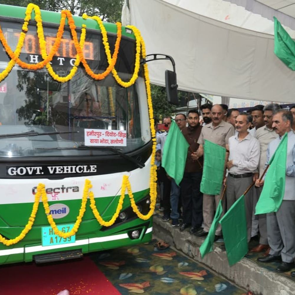 हिमाचल CM बोले-200 हाइड्रोजन बसें चलाने पर विचार:हमीरपुर में 35 इलेक्ट्रिक बसों को दिखाई हरी झंडी, HRTC में 1000 नई बसें शामिल होगी