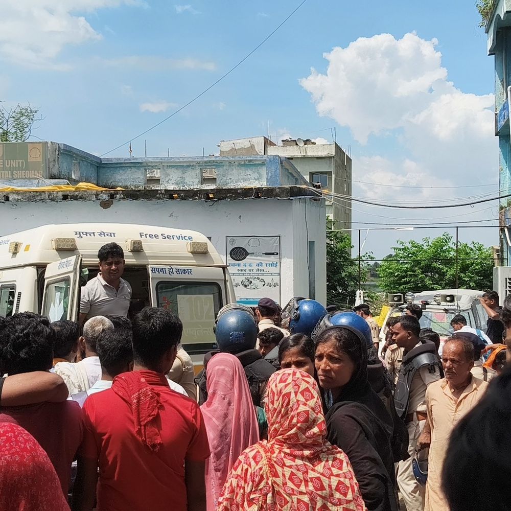 शिवहर में पुलिस वाहन पेड़ से टकराया:चौकीदार की मौत; सामने आए व्यक्ति को बचाने में हुआ हादसा, दारोगा समेत 3 पुलिसकर्मी घायल