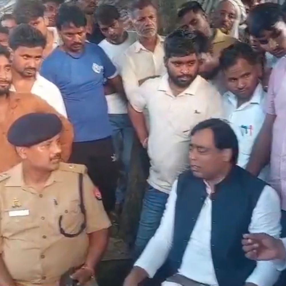 प्रतापगढ़ में सपा नेताओं की पुलिस अफसर से बहस:ASP बोले- ब्लैकमेल करने पर SO का निलंबन नहीं करूंगा; शव रखकर प्रदर्शन
