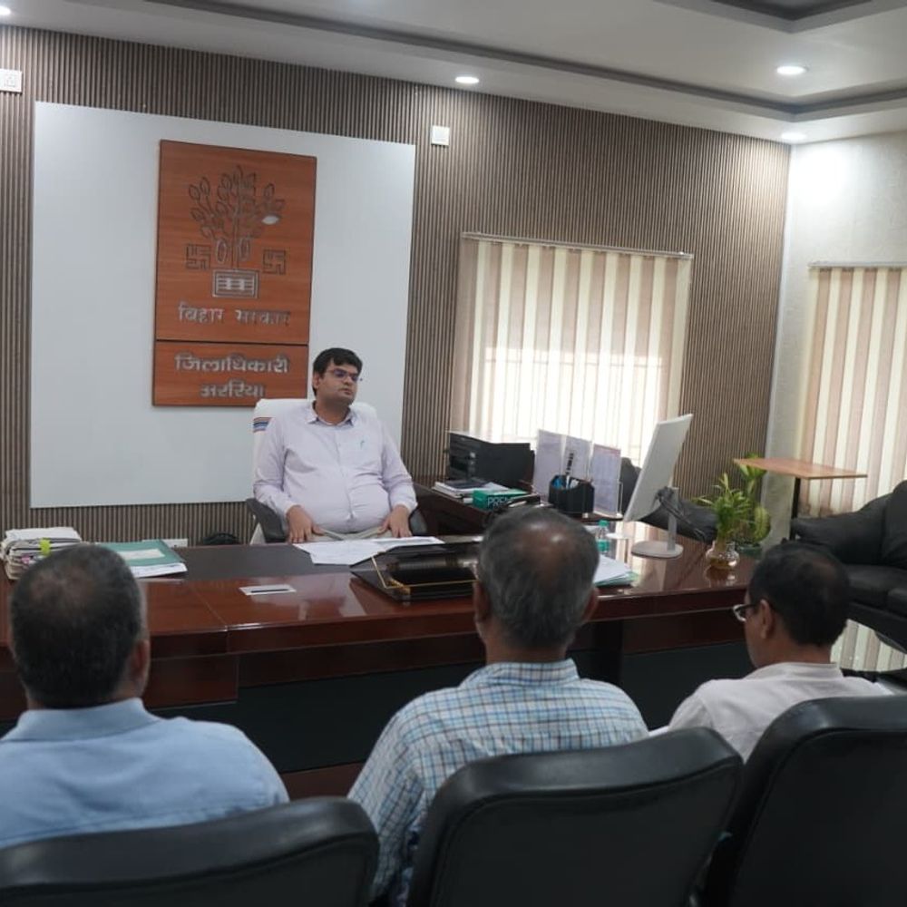 अररिया DM ने की पशुपालन-मत्स्य विभाग की रिव्यु:दूध कलेक्शन बढ़ाने, साइलेज प्लांट बनाने के दिए निर्देश