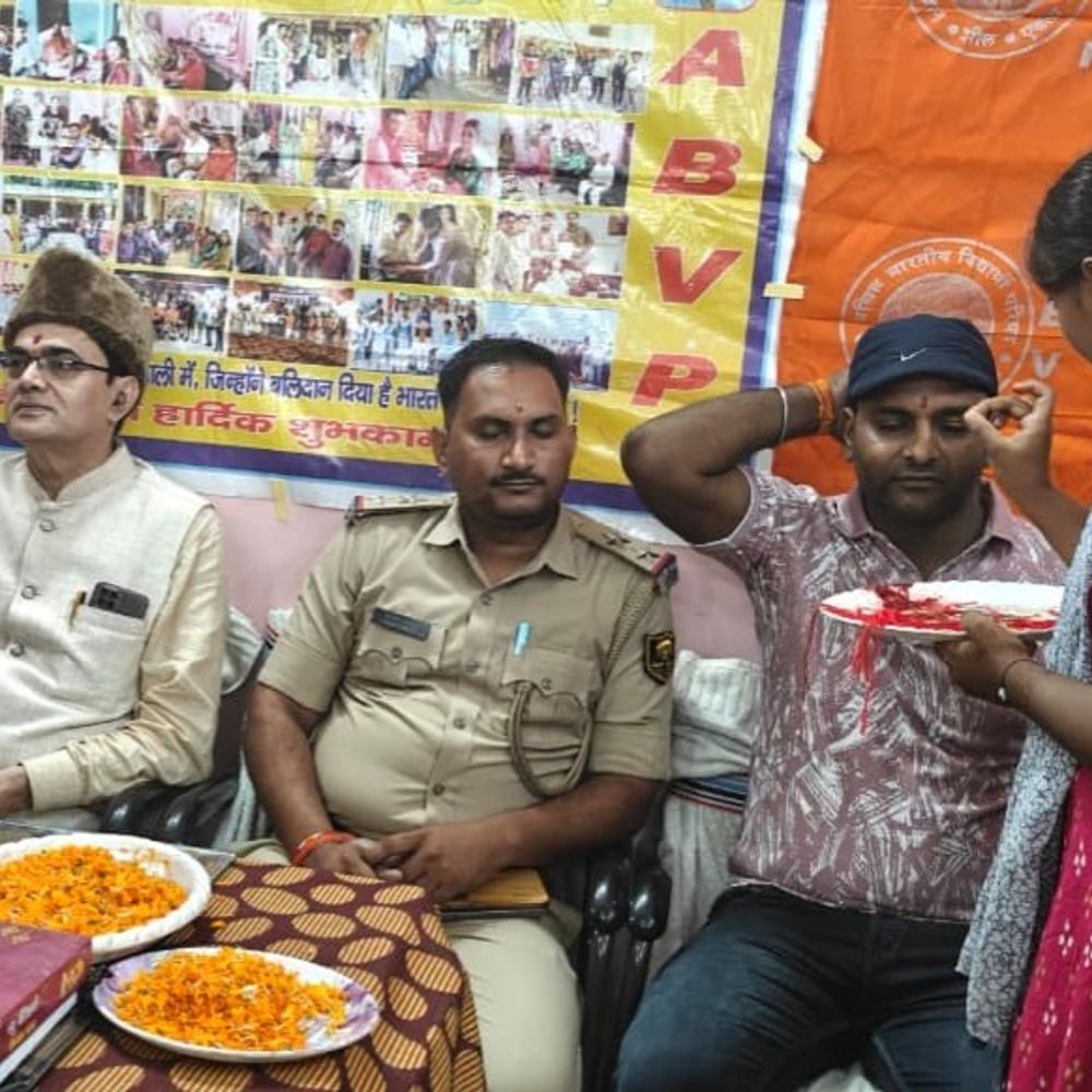 ​RCS कॉलेज में ABVP की तरफ से रक्षाबंधन कार्यक्रम:छात्राओं ने राखी बांधकर दी सुरक्षा की जिम्मेदारी, प्रिंसिपल बोले- यह केवल त्यौहार नहीं, रिश्तों की पवित्रता सहेजने का अभ्यास है