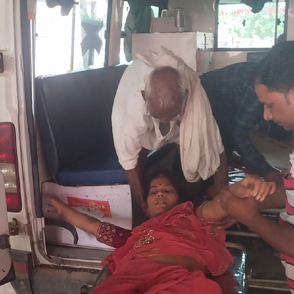 ललितपुर में बुलेरो ने बाइक सवार दंपति को कुचला:पति का पैर कुचला, पत्नी की कमर टूटी; झांसी रेफर