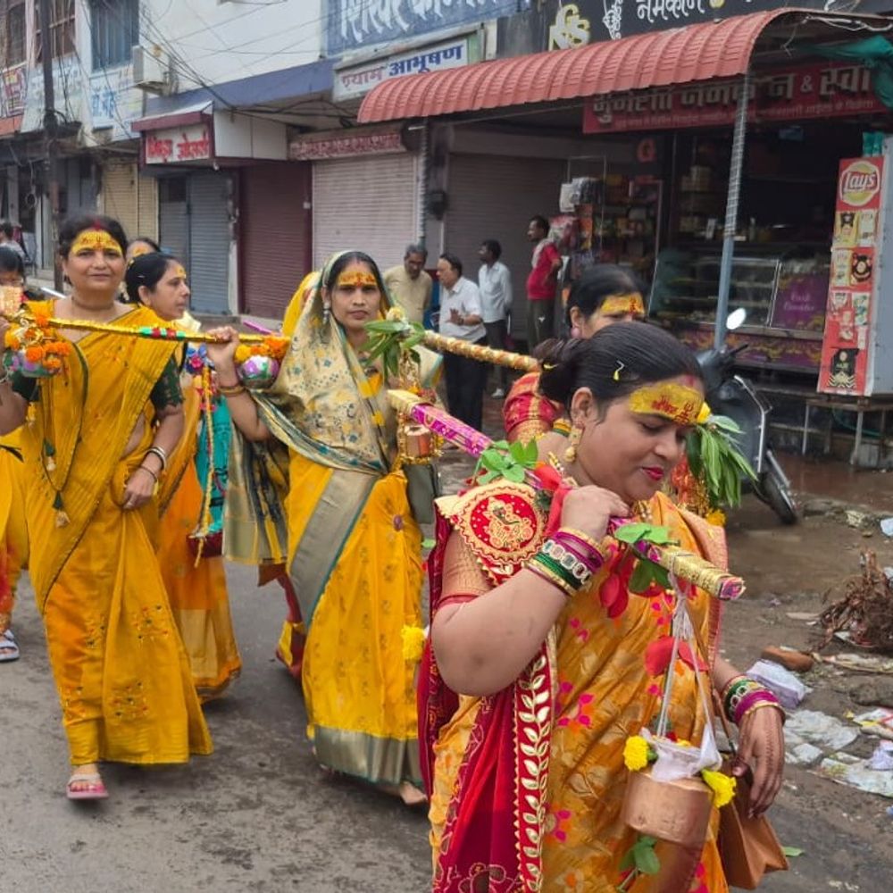 दमोह में असाटी समाज की कावड़ यात्रा जटाशंकर मंदिर पहुंची:शहर के प्रमुख मार्गों से निकली, लोगों ने जगह-जगह स्वागत किया