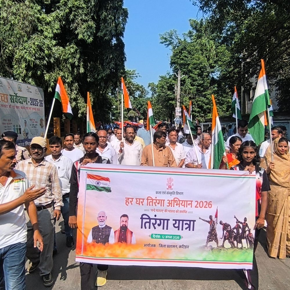 कटिहार में 5 किमी लंबी तिरंगा यात्रा निकली:9 स्कूलों के हजारों बच्चे हाथों में तिरंगा लेकर हुए शामिल, ‘भारत माता की जय’ के नारों से गूंजा शहर