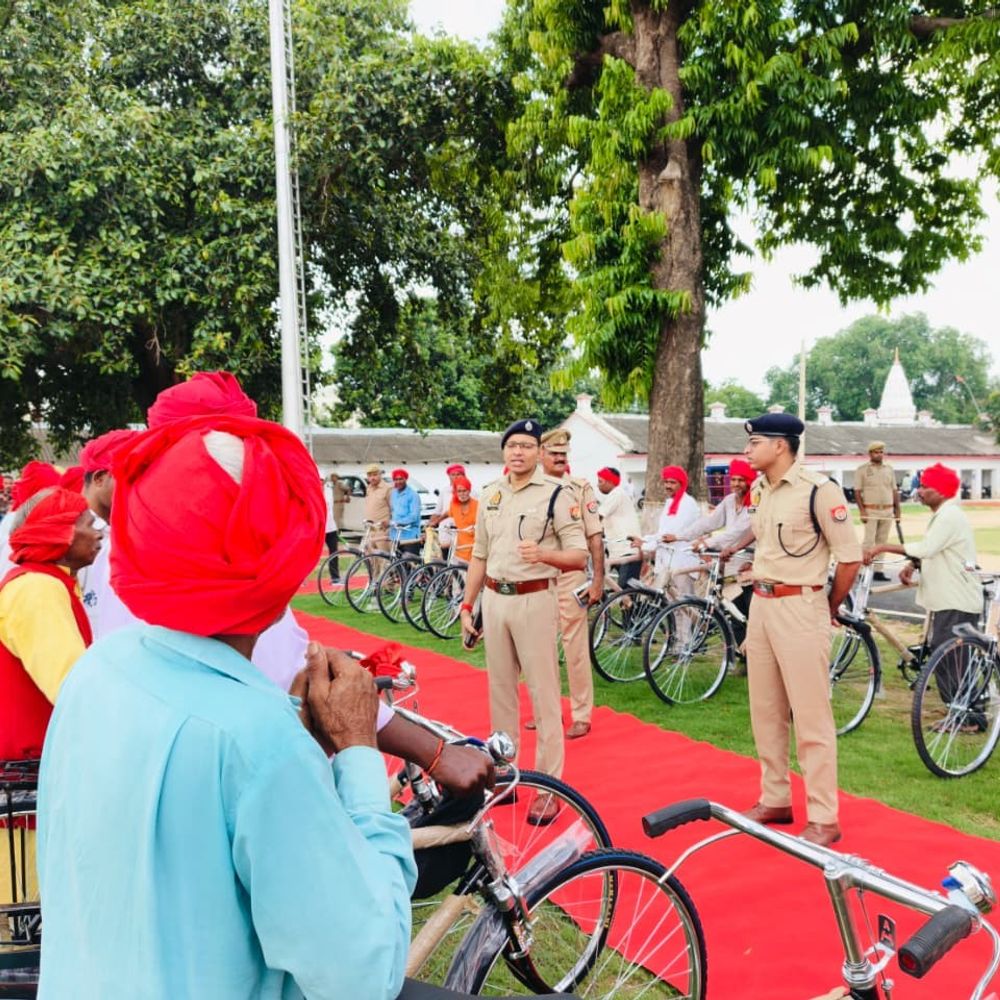 गोंडा एसपी ने 301 चौकीदारों को बांटी साइकिल:बेहतर तरीके से करेंगे गश्त, गांव की कोई भी सूचना तुरंत थाने तक पहुंचाएंगे