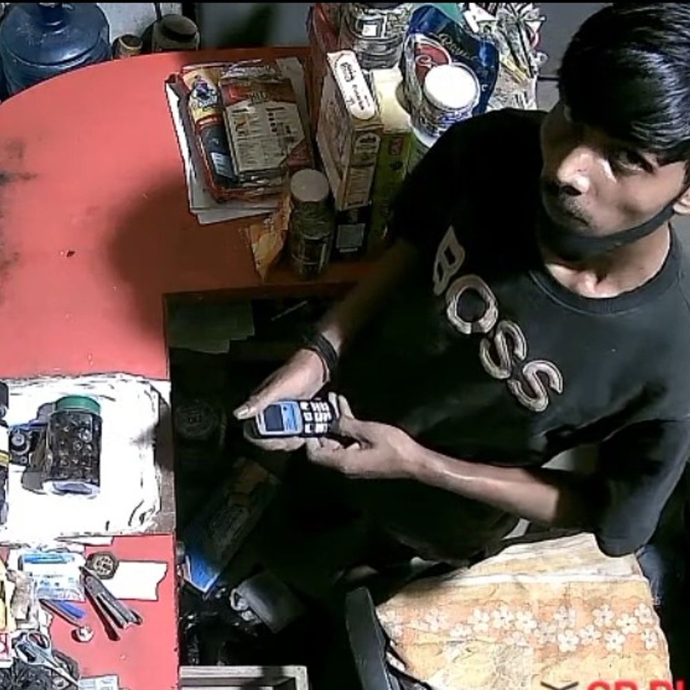 सहरसा में दुकान से 4.20 लाख की चोरी:छत-दरवाजा तोड़कर सामान ले गए, CCTV में कैद हुआ चोर का चेहरा