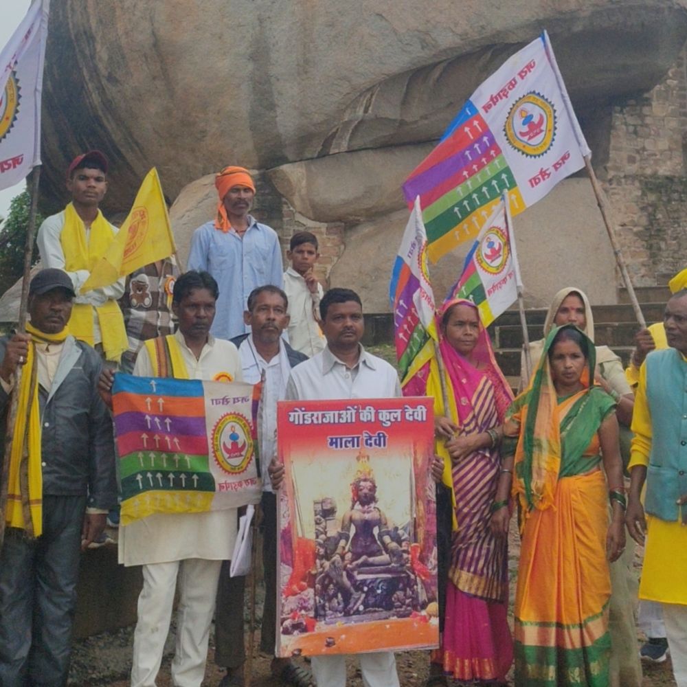जबलपुर में विश्व आदिवासी दिवस पर ध्वजा फहराई:मदन महल किले में बड़े देव की विशेष पूजा-अर्चना की गई