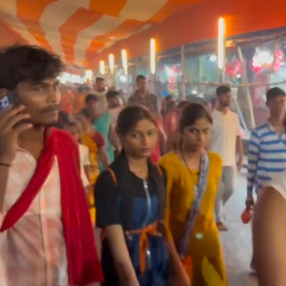अंतिम सोमवारी पर 10 हजार श्रद्धालुओं ने किया जलाभिषेक:लखीसराय के अशोक धाम में 2 KM लंबी लाइन