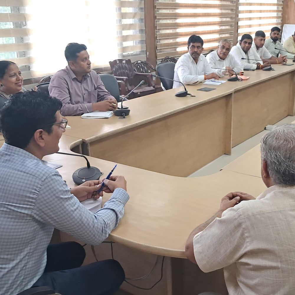 घरौंडा एसडीएम ने की सरपंचों संग मीटिंग:सरकारी स्कूलों में सुधार, बुनियादी सुविधाओं, पढ़ाई के माहौल पर चर्चा; नियमित निरीक्षण के निर्देश