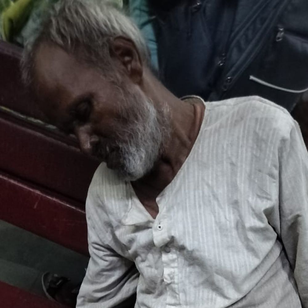 रेवाड़ी रेलवे स्टेशन पर बुजुर्ग का मिला शव:शरीर पर नहीं मिले चोट के निशान; पहचान करने में जुटी GRP