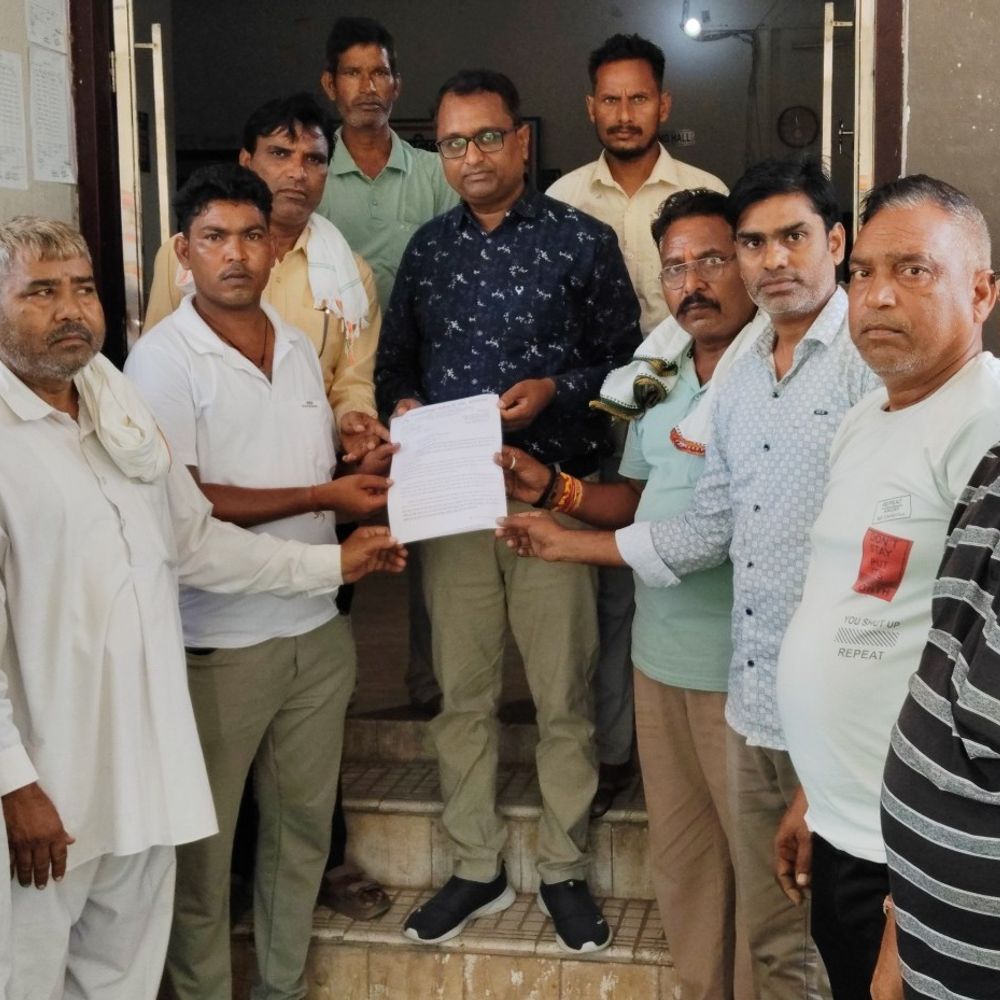 लोहारू नगर पालिका कर्मचारियों का प्रदर्शन:प्रधान बंटी तायल को सौंपा मांग पत्र, बोले- 13 दिन से हड़ताल पर, सरकार नहीं सुन रही