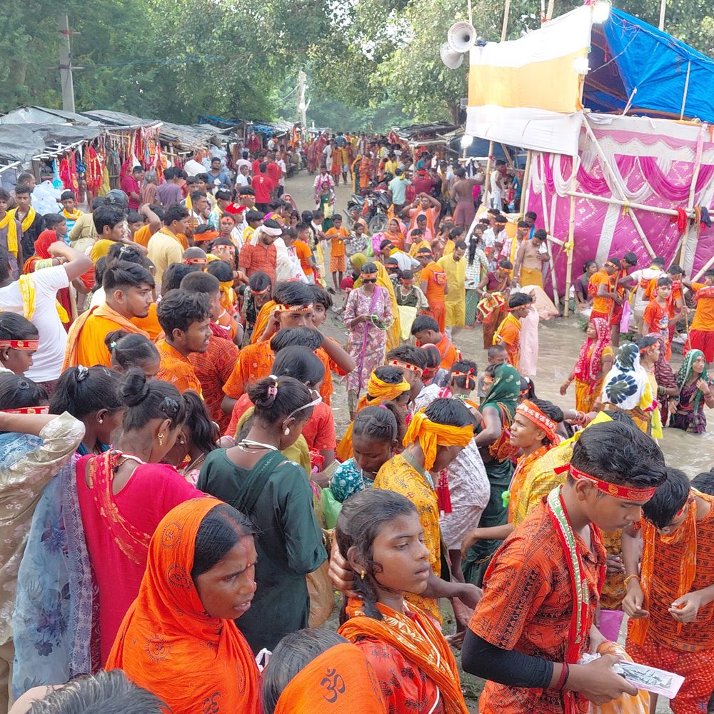 सावन की अंतिम सोमवारी पर भोलेनाथ का जलाभिषेक:खगड़िया में लाखों कांवरिया गंगाजल लेकर रवाना,’हर-हर महादेव’ का जयघोष
