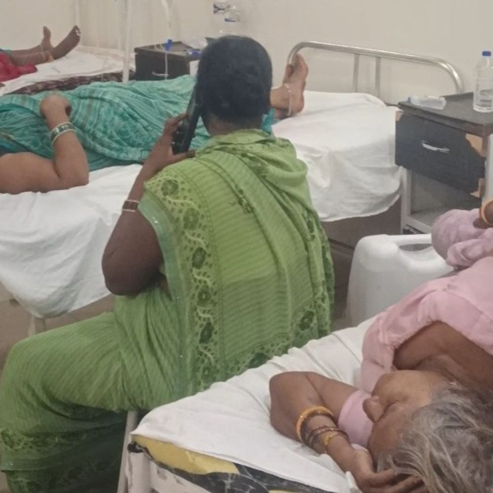 महराजगंज जिला अस्पताल में उल्टी-दस्त के मरीज बढ़े:बेड कम पड़े, चिकित्सकों पर बढ़ा काम का दबाव