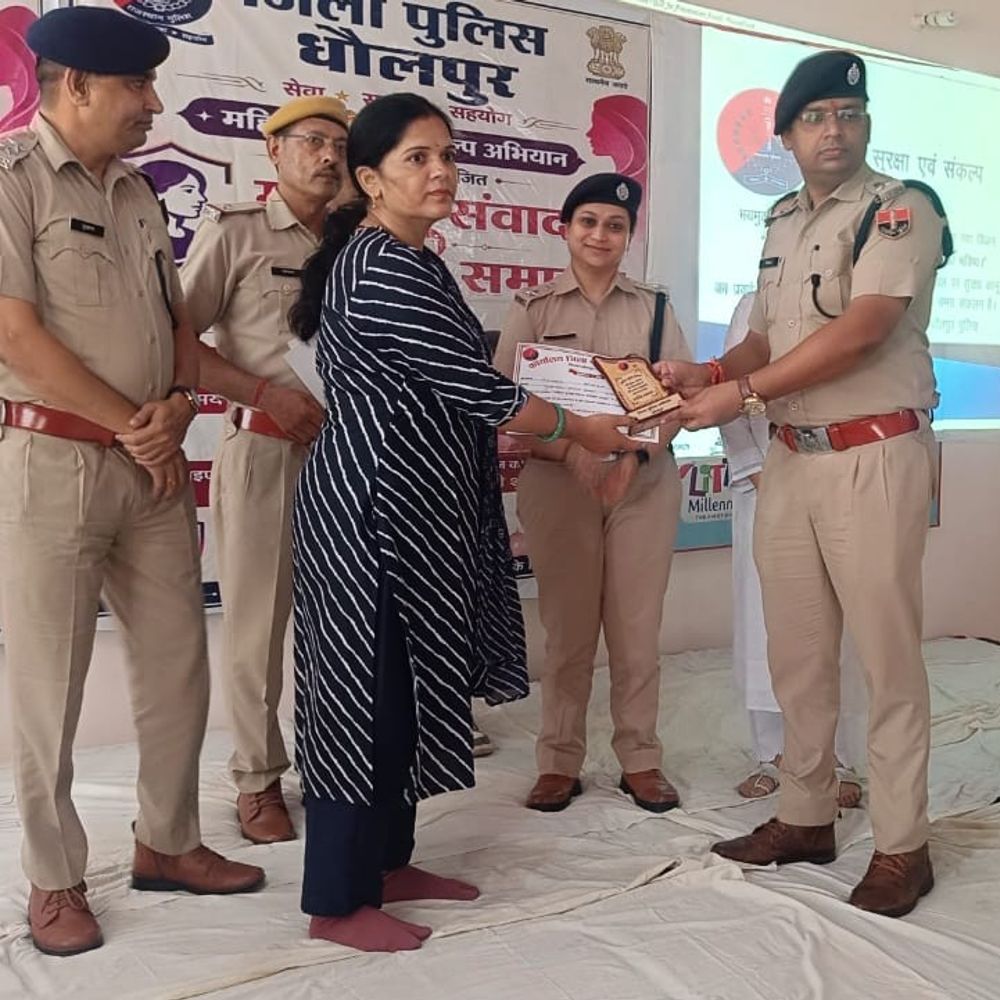 धौलपुर में छात्राओं को आत्मरक्षा का प्रशिक्षण:साइबर ठगी से बचाव और कानूनी अधिकारों की दी जानकारी