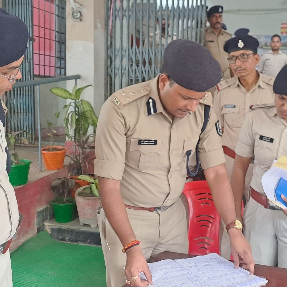 डीआईजी ने पुलिस लाइन का दौरा किया:178 प्रशिक्षु सिपाहियों को दिए पुलिसिंग के टिप्स, लंबित मामलों पर निर्देश