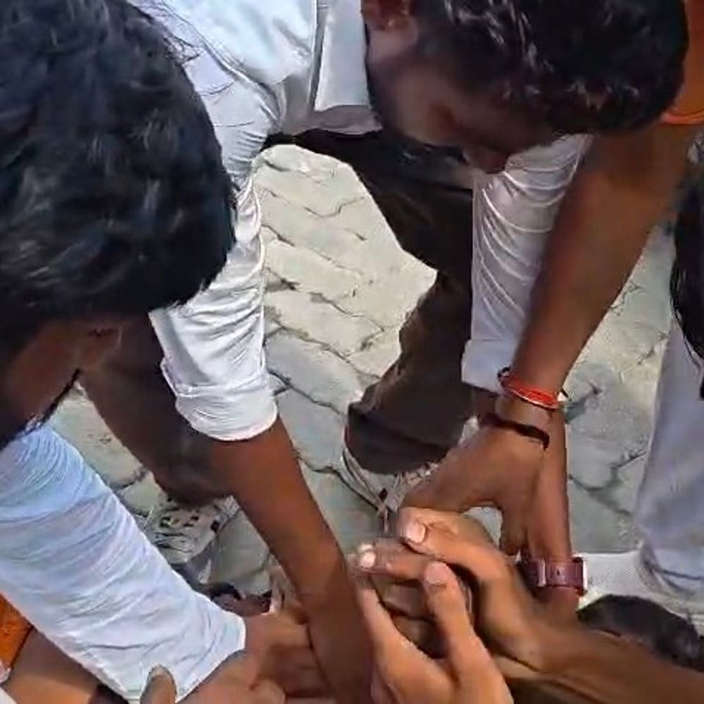 मनिहारी घाट पर बिजली मिस्त्री को करंट लगा:सजावट के दौरान चपेट में आए, मीडियाकर्मियों ने गोद में उठाकर पहुंचाया अस्पताल, CPR से बची जान