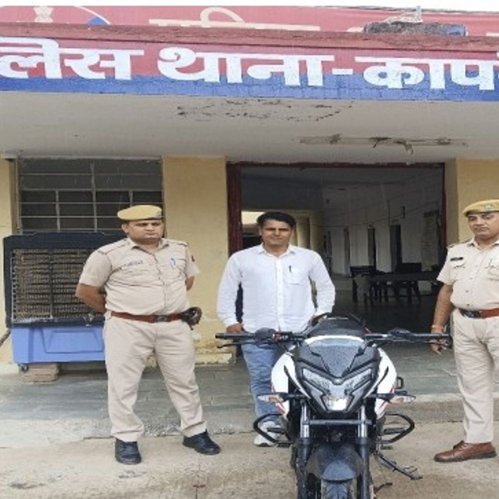 स्कूल ​के बाहर छात्राओं से छेड़छाड़, 2 गिरफ्तार:बिना नंबर की पटाखा बाइक जब्त, ऑपरेशन गरिमा में कार्रवाई