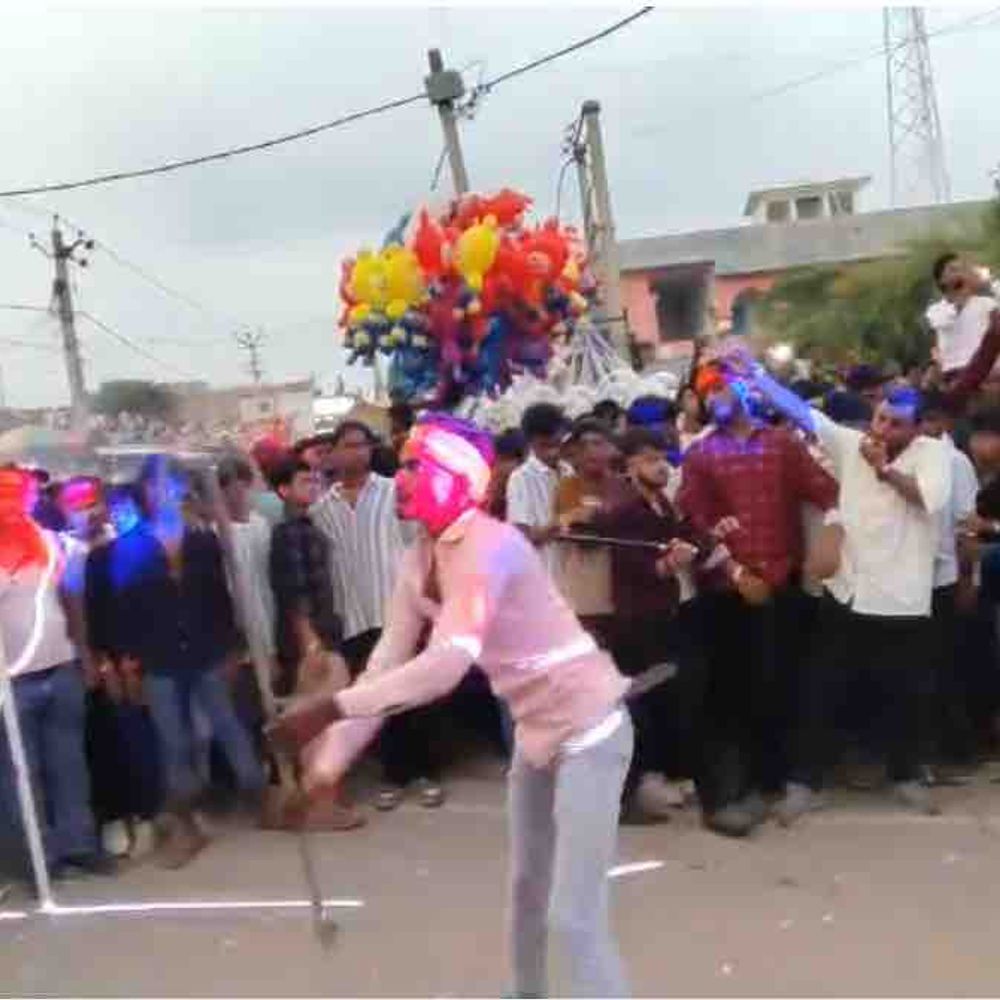 महावीरी झंडा जुलूस से लगा जाम, एंबुलेंस फंसी:सुगौली में रक्षाबंधन पर निकला जुलूस, पुलिस ने रास्ता कराया खाली