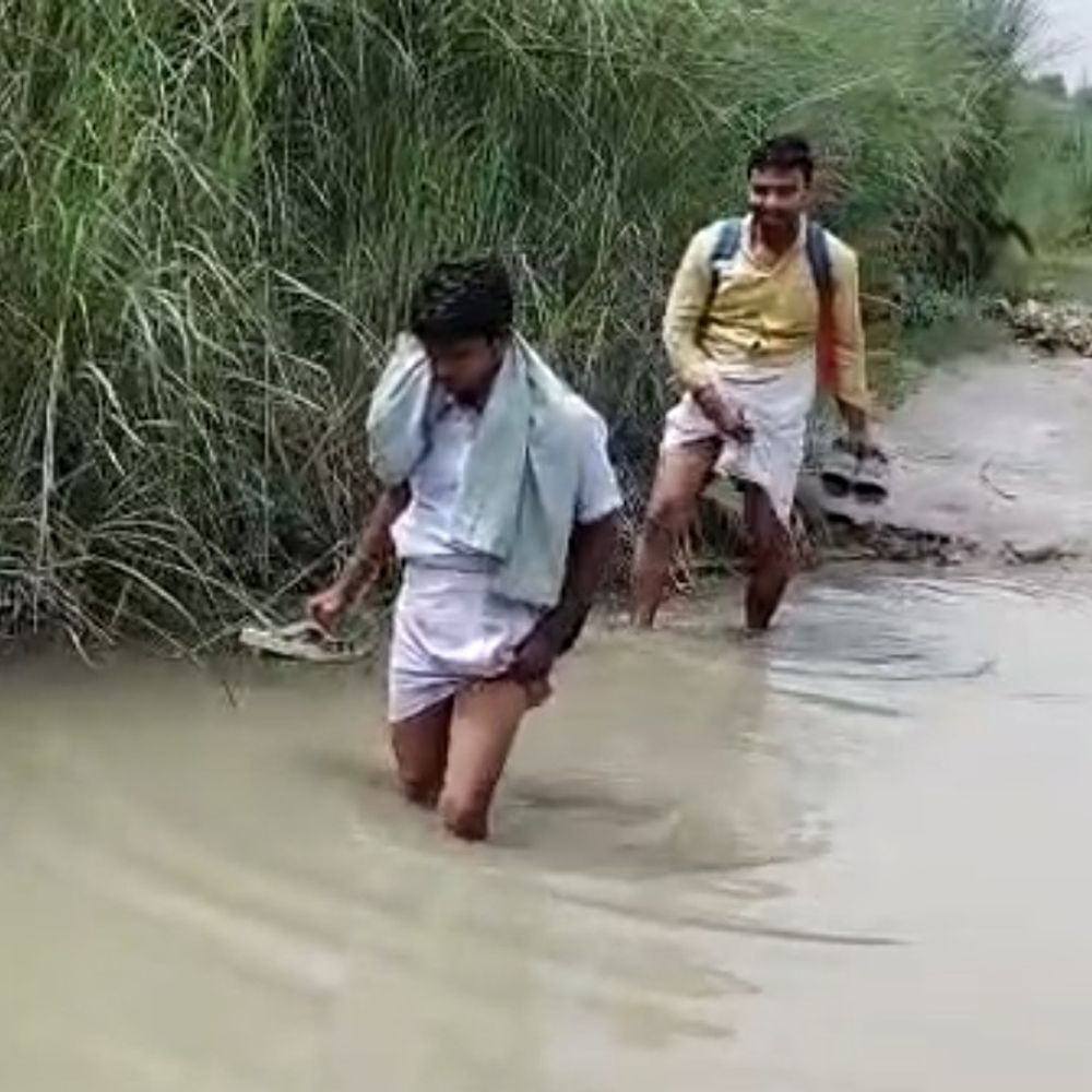 शिक्षक कमर तक पानी पार कर स्कूल पहुंच रहे:सहरसा में टीन की छत के नीचे 202 बच्चों की पढ़ाई