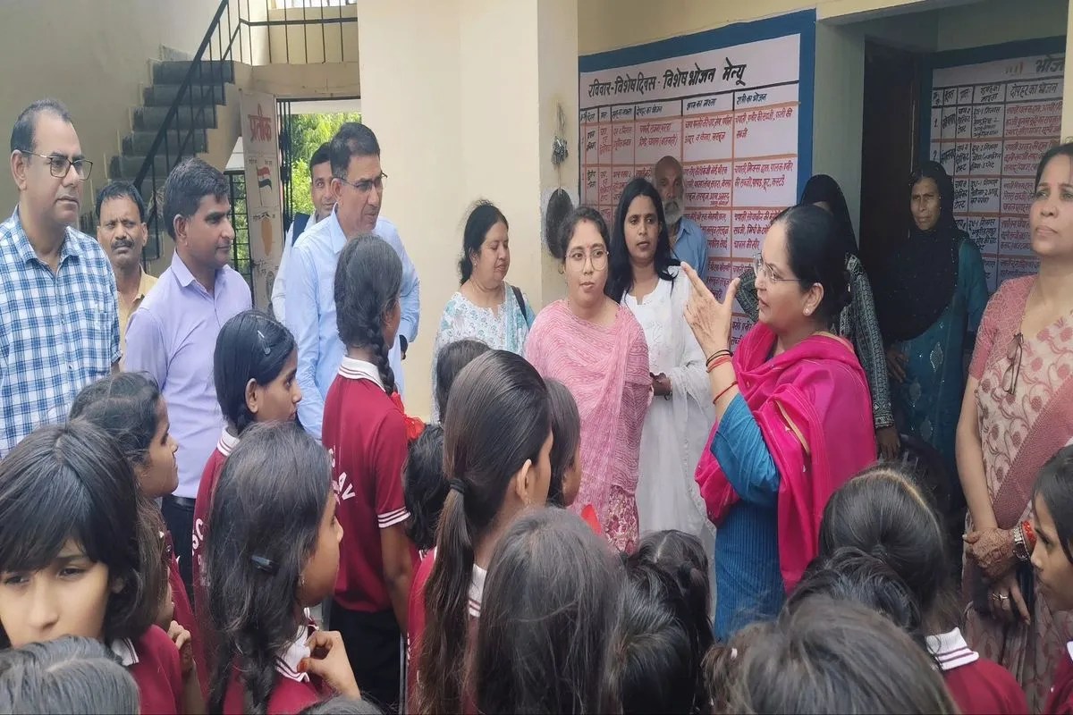 Alwar News: जयपुर संभाग के 12 शिक्षकों से वन-टू-वन संवाद, पीएमश्री स्कूल और छात्रावासों का भी निरीक्षण