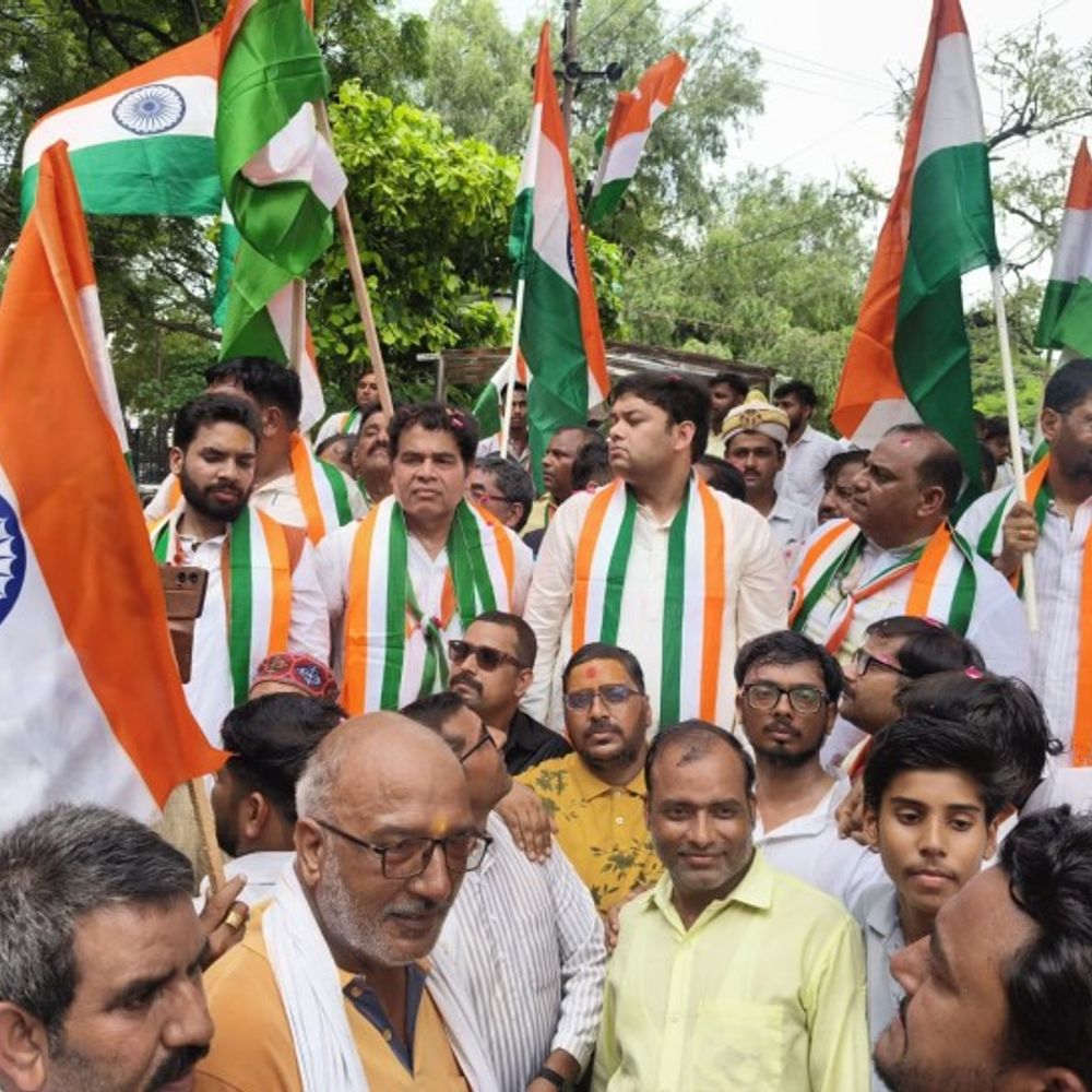 मथुरा में निकली तिरंगा यात्रा:भारत माता के जयघोष और वंदे मातरम् के नारों से गूंजा शहर, भाजपा कार्यकर्ताओं ने लिया राष्ट्रहित में सक्रिय भूमिका का संकल्प