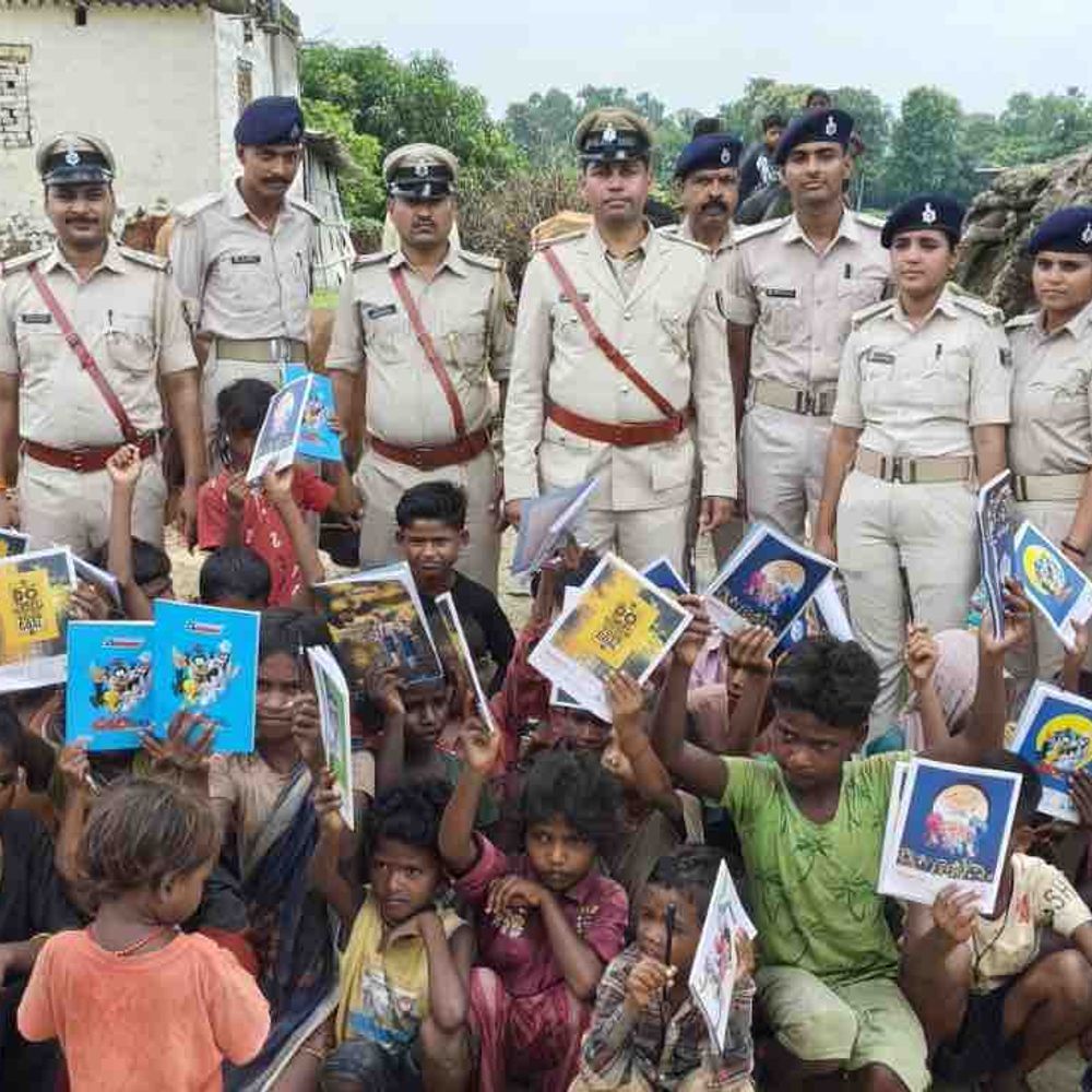 मोतिहारी पुलिस ने दलित बस्ती में बांटे पढ़ाई के सामान:स्वतंत्रता दिवस पर बच्चों को मिली कॉपी-कलम, लोगों ने की पहल की सराहना