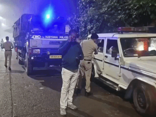रात में कूड़ा उठाने पहुंची जेसीबी कर्मचारियों ने रोका:फरीदाबाद में पुलिस मौजूदगी में भी ने कूड़ा उठाने नहीं दिया, तनावपूर्ण माहौल बना रहा