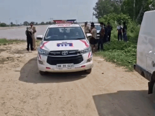 करनाल नहर में बोरी में बंद मिला युवक का शव:पुलिस को हत्या की अशंका, नीचे से भी थी सिली थी बोरी, मृतक की उम्र 30 से 35 साल