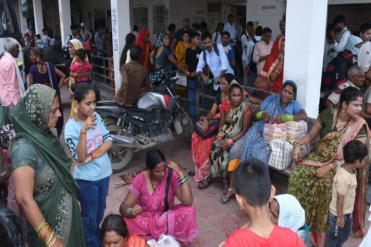 Dholpur:रक्षाबंधन के बाद वापसी की खुमारी, बसों के इंतजार में खड़े रहे यात्री