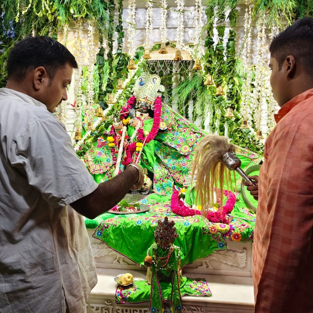 हरियाली तीज पर राधावल्लभ लाल का विशेष श्रृंगार:इटावा के वृंदावन धाम में सावन के गीत गूंजे, महिलाओं ने किया डांस