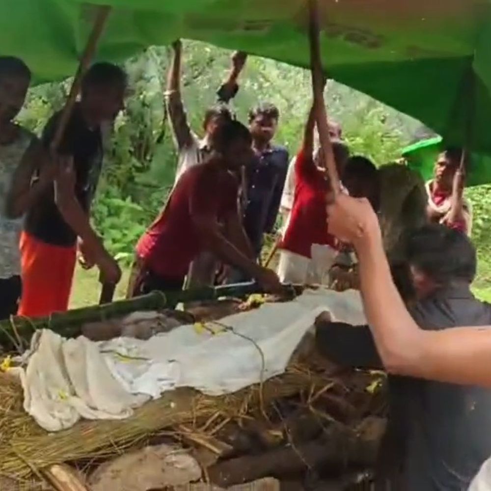 बारिश में तिरपाल तानकर करना पड़ा बुजुर्ग का अंतिम संस्कार:महोबा के बीहट गांव में मूलभूत सुविधाओं को तरस रहे ग्रामीण