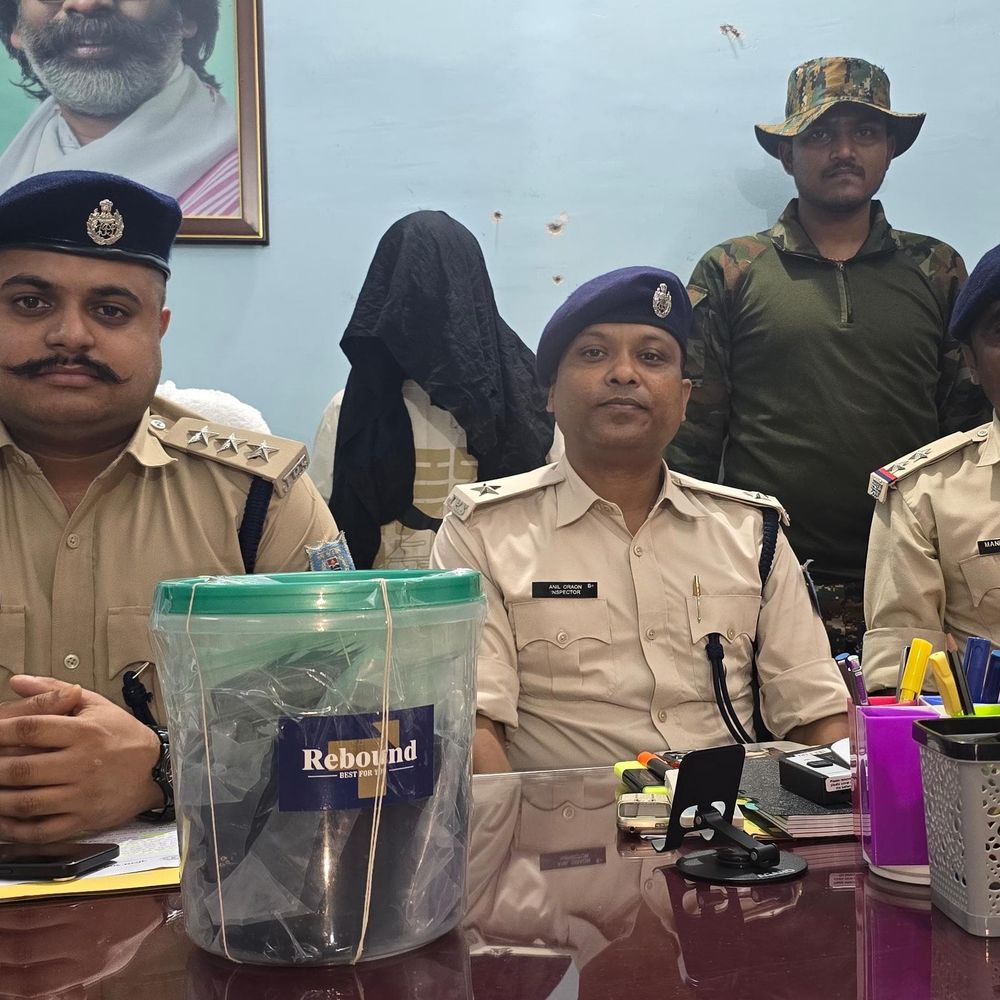 चतरा में 11 लाख की अफीम जब्त, तस्कर गिरफ्तार:मोजे में छिपाकर पंजाब भेजी जा रही थी खेप, तस्करी में महिलाओं को भी किया शामिल