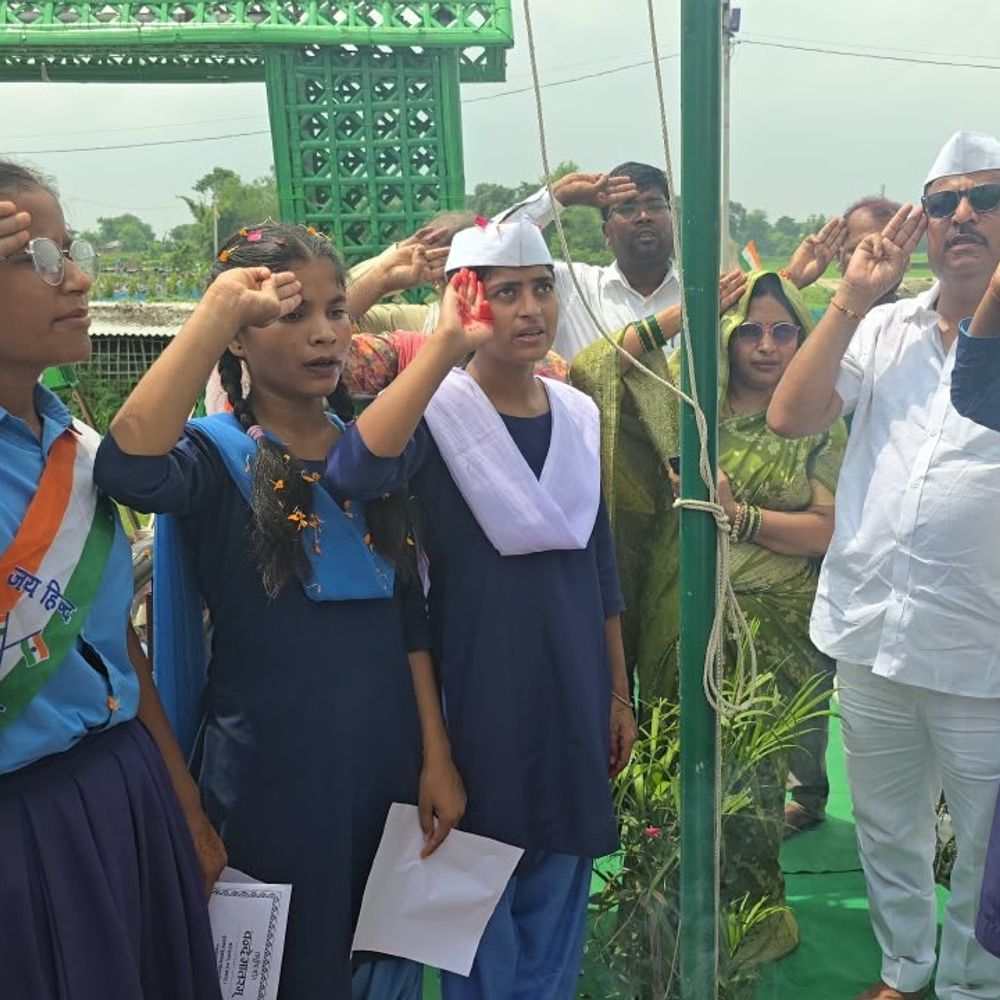 एक दिन की मुखिया बनी 8वीं स्टूडेंट ने फहराया झंडा:सुपौल में पंचायत स्तरीय प्रतियोगिता में आई थी प्रथम, दूसरे-तीसरे स्थान वाली छात्राओं को भी जिम्मेदारी