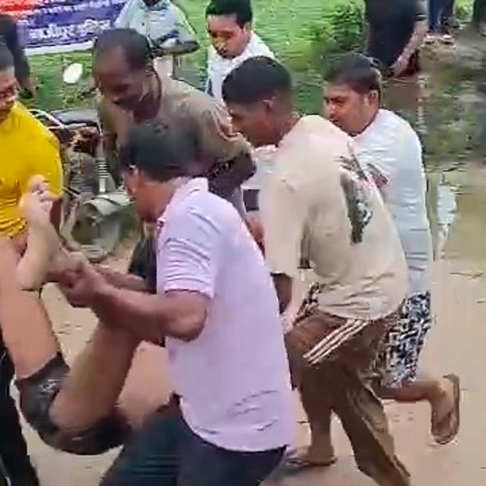 गाजीपुर में गंगा नदी में डूबकर दो दोस्तों की मौत:तीसरे को मल्लाहों ने बचाया, सावन के सोमवार पर नहाने गए थे