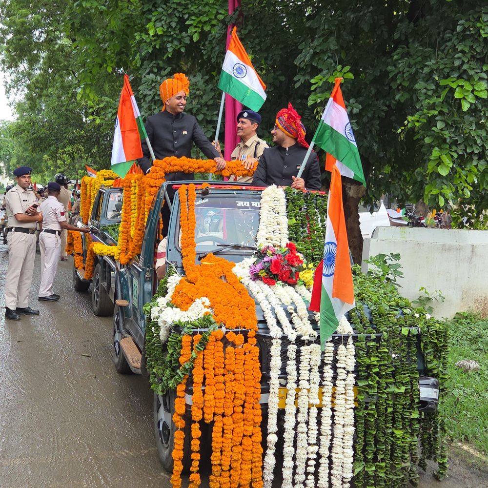 मंडला पुलिस बल ने निकाली तिरंगा बाइक रैली:कलेक्टर और SP हुए शामिल; लोगों को तिरंगा लहराने के लिए किया प्रेरित