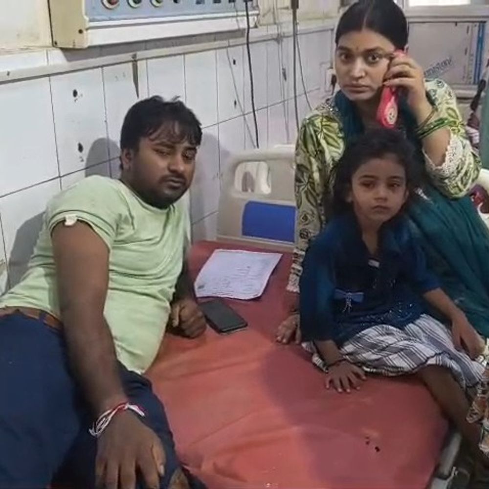 डॉग को बचाने में बाइक अनियंत्रित, मां-बेटा और पोती घायल:ढंढ गांव के पास हादसा, स्थानीय लोगों घायलों को सदर अस्पताल पहुंचाया