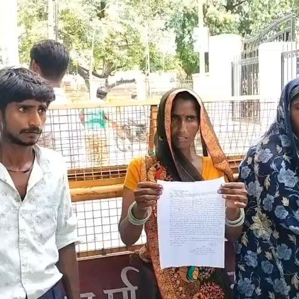 मैनपुरी में पैतृक जमीन पर कब्जे का आरोप:विरोध करने पर घर में घुसकर मारपीट, बहनों से अभद्रता; एसपी से शिकायत