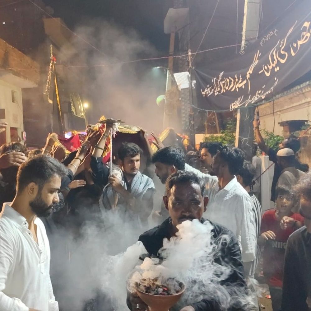 सुल्तानपुर में निकला जुलूस-ए-पचासा:रात भर गूंजी या हुसैन की सदा; मौलाना अर्शी मौलाई ने कहा- कर्बला का संदेश अन्याय के खिलाफ डटे रहना