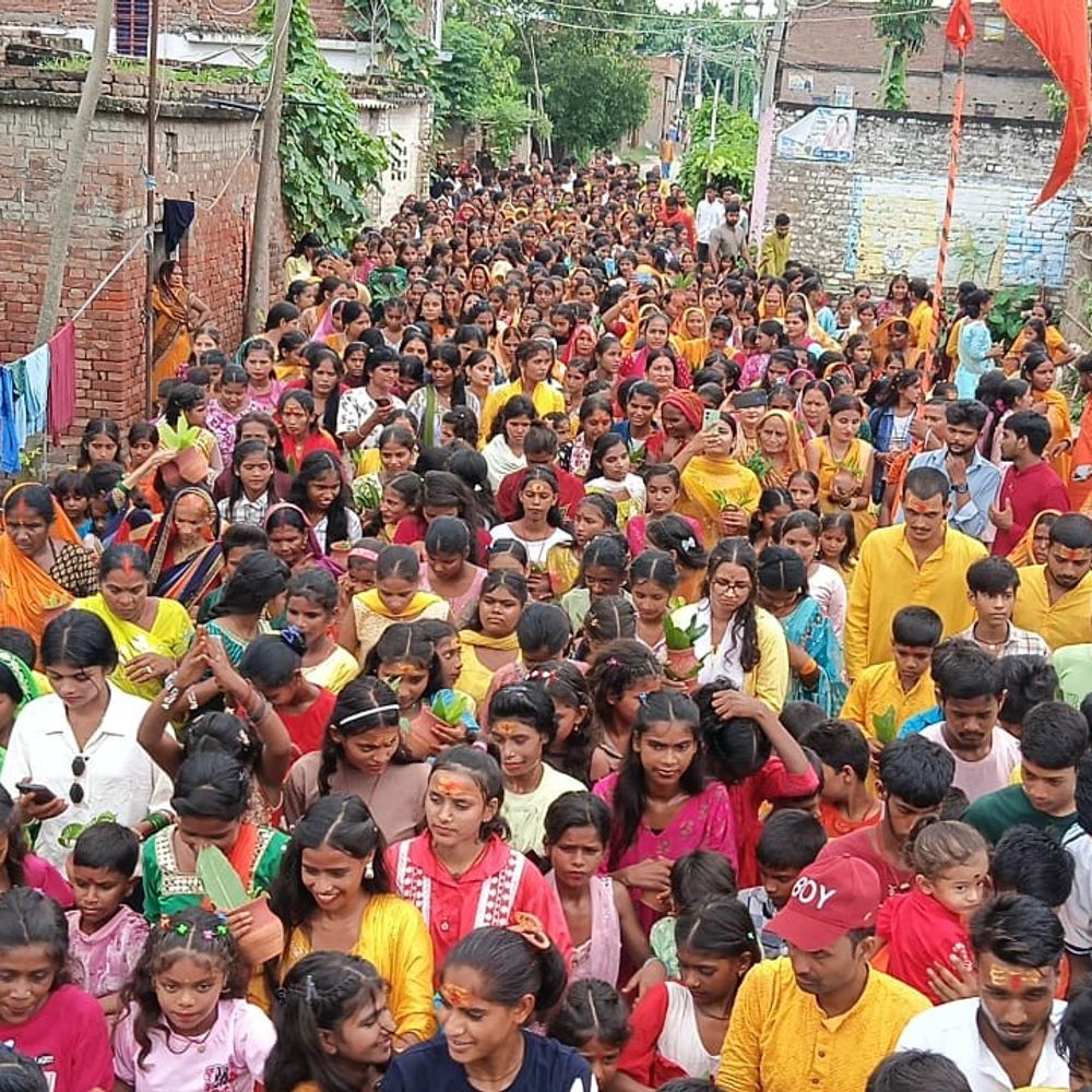 गोपालगंज में हीरा पाकड़ शिव मंदिर से कलश यात्रा:हजारों श्रद्धालुओं ने गंडक नदी से भरा पवित्र जल