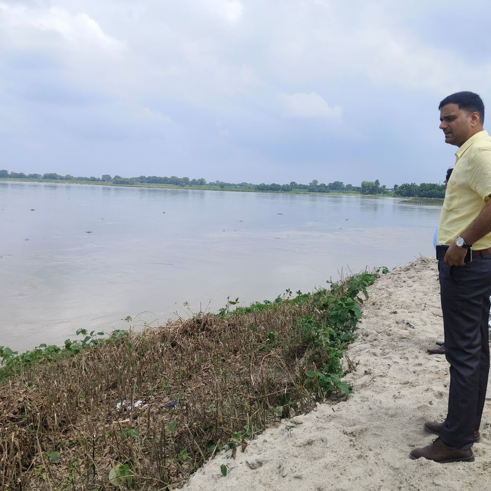DM ने महानंदा नदी के कटाव स्थलों का इंस्पेक्शन किया:कटिहार में फ्लड कंट्रोल वर्क्स में तेजी लाने के दिए निर्देश
