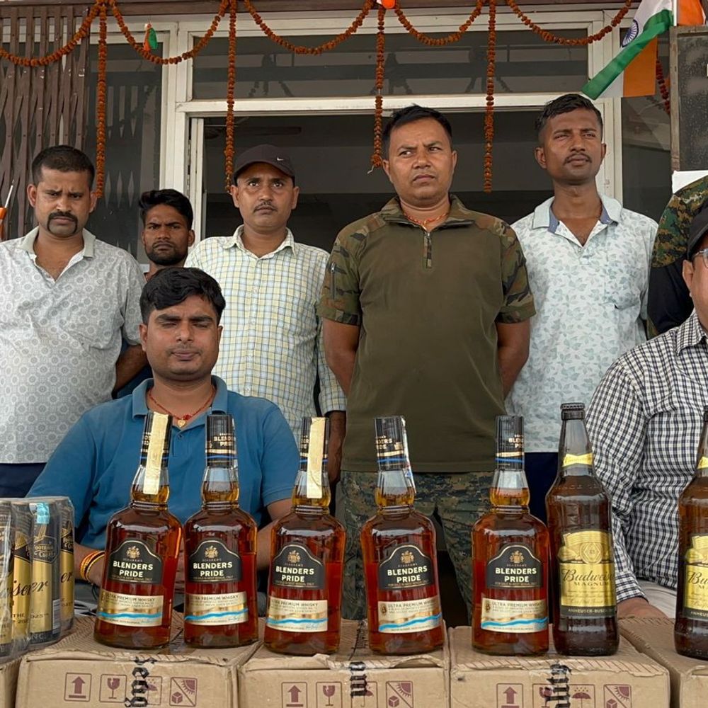 चिरैया पुल पर 144 लीटर शराब पकड़ी, 2 अरेस्ट:बराकर से जमुई लाई जा रही थी 185 बोतल शराब और 29 बीयर
